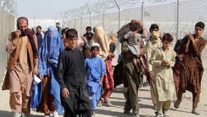 ببینید / کتک زدن بی‌رحمانه یک مهاجر افغان بعد از دزدی در ناپل