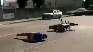 فیلم لحظه برخورد هولناک موتورسوار با کامیون / همه شوکه شدند!