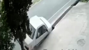 ببینید / انحراف ناگهانی پراید و نتیجه هولناک سقوط پژو پارس داخل جوی مقابل دوربین‌ها! + فیلم