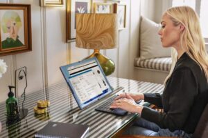 کامپیوتر تاشدنی HP Spectre Fold با نمایشگر ۱۷ اینچی و پردازنده نسل ۱۲ اینتل معرفی شد