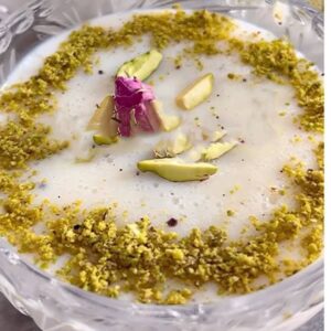 طرز تهیه فرنی با نشاسته ذرت، یک دسر خاص و خیلی ساده!