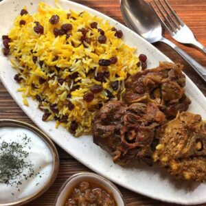طرز تهیه کشمش پلو با گوشت، به روش مجلسی درستش کن!