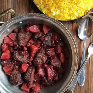 طرز تهیه خورش سیب آلبالو، یک غذای مجلسی و خوشمزه!