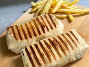 طرز تهیه چیکن رپ با سس ریحان و سیر برای دوستداران غذاهای خوشمزه