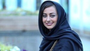 عکس جلف بازی‌های نفیسه روشن در خیابان‌های ترکیه ! / بالاخره کدام شخصیتت را باور کنیم !