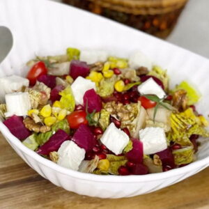 طرز تهیه سالاد پاییزی خوشمزه و ساده با کاهو و انار