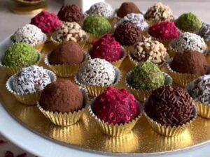 طرز تهیه شکلات خرمایی، راهی سریع و آسان برای تهیه تنقلات سالم